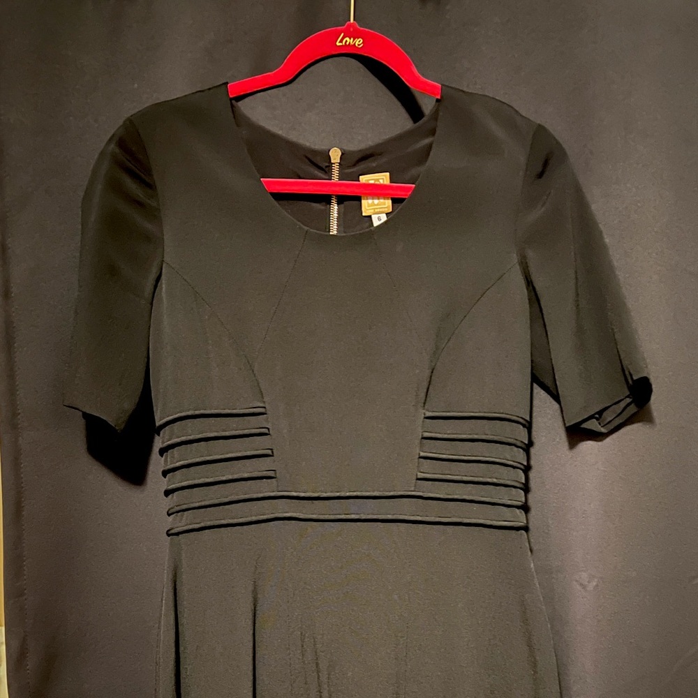 Lyn Devon size 6 black zip dress
